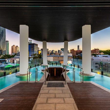 Fv By Peppers Aparthotel Бризбейн Екстериор снимка The pool at the rooftop of the Emporium South Bank