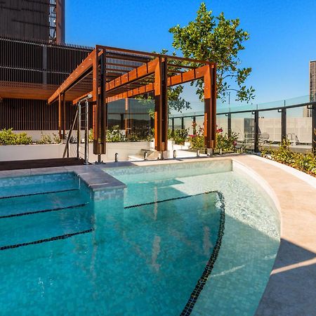 Fv By Peppers Aparthotel Бризбейн Екстериор снимка The rooftop pool at the Emporium Hotel South Bank