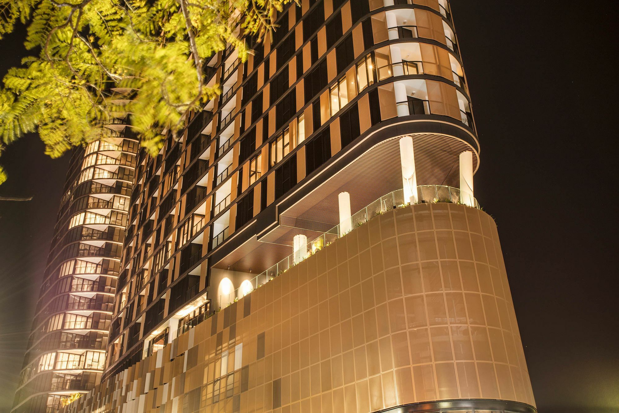 Fv By Peppers Aparthotel Бризбейн Екстериор снимка The building at night