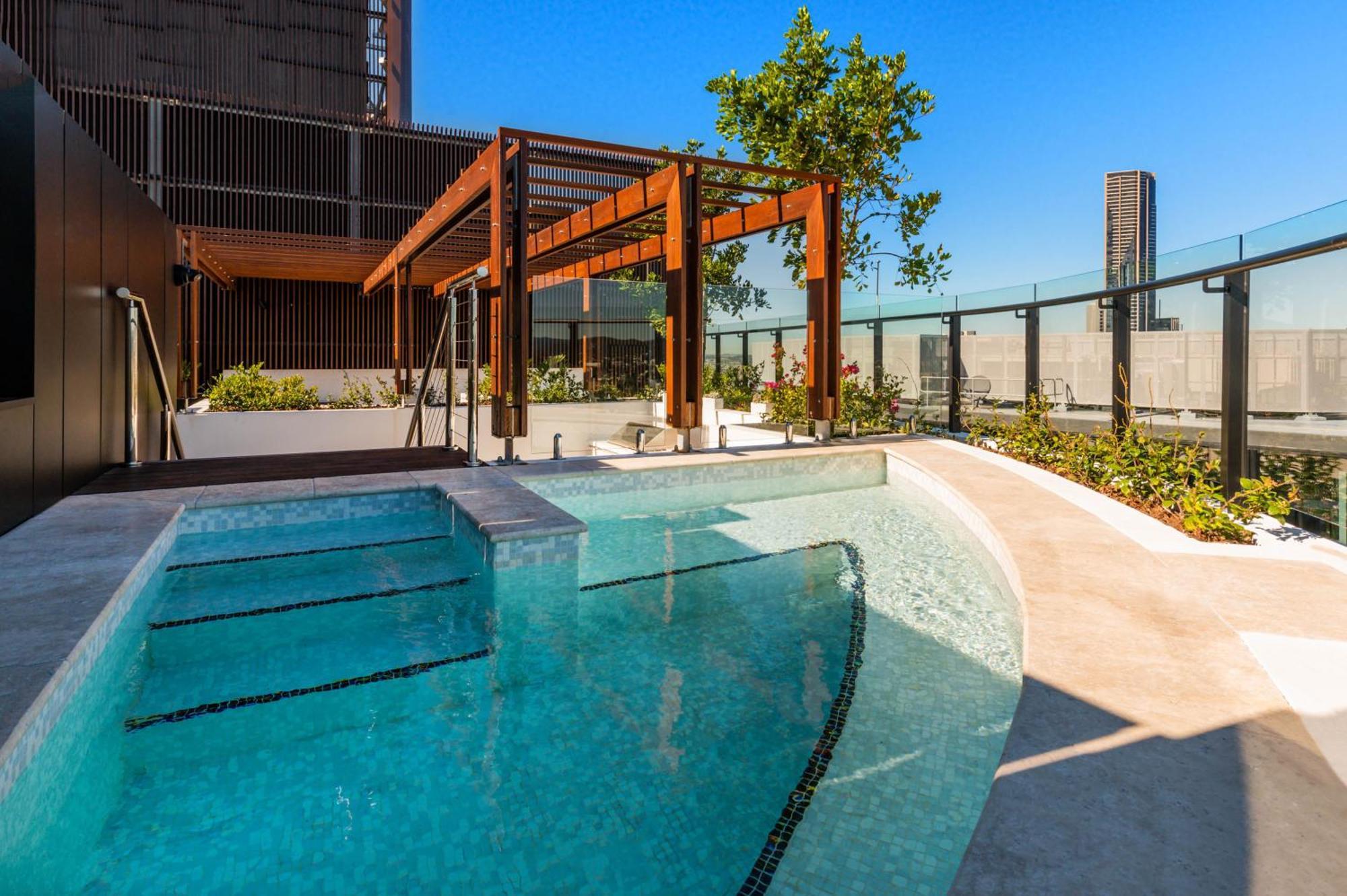 Fv By Peppers Aparthotel Бризбейн Екстериор снимка The rooftop pool at the Emporium Hotel South Bank